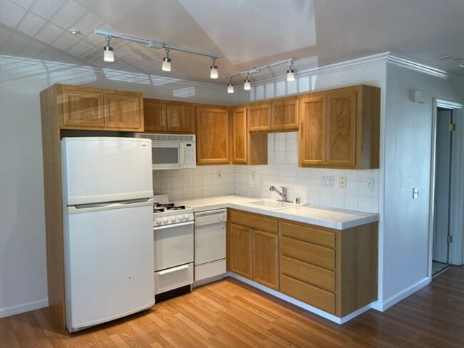 Building Photo - 1 Bed/1 Bath Upstairs Apartment in Gated SR Complex. Unit 224