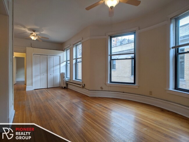 Building Photo - 1224 N Dearborn St Unit 1216-B3