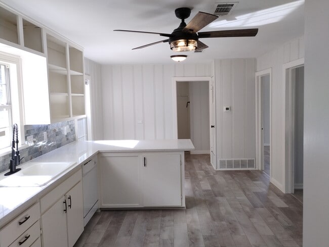 Bar and breakfast area - 5412 Meandering Rd