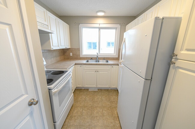 Photo - 9310 A-93100 100 Ave.