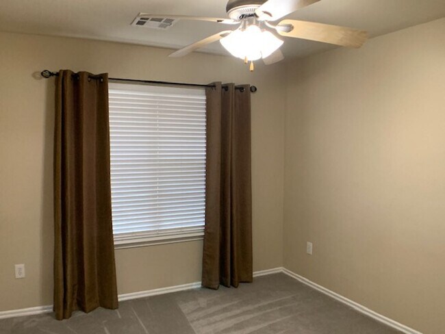 Photo - Newer 3 Bedroom off I-240