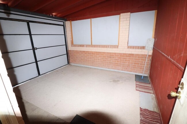 Building Photo - 3 Bedroom 2 Bathroom