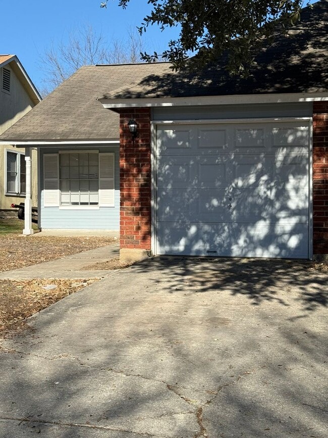Building Photo - Convenient 2/2 with Garage Just Moments from Randolph AFB- Pets Welcomed