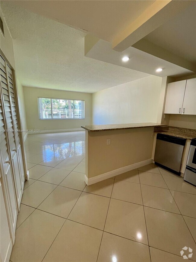 Building Photo - 251 SE 6th Ave Unit 3 Rental