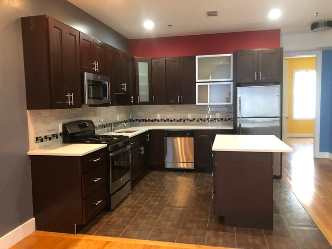 Building Photo - 646 Montgomery St Unit 1F