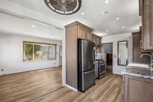 Building Photo - 1618 Fernside Blvd Unit 1618 Fernside Blvd #B