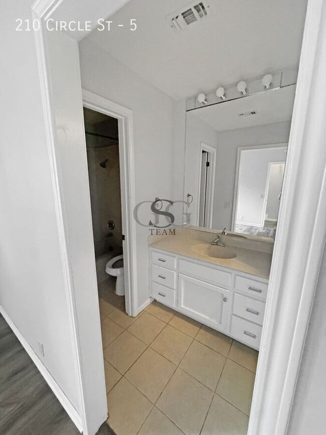 Photo - 210 Circle St