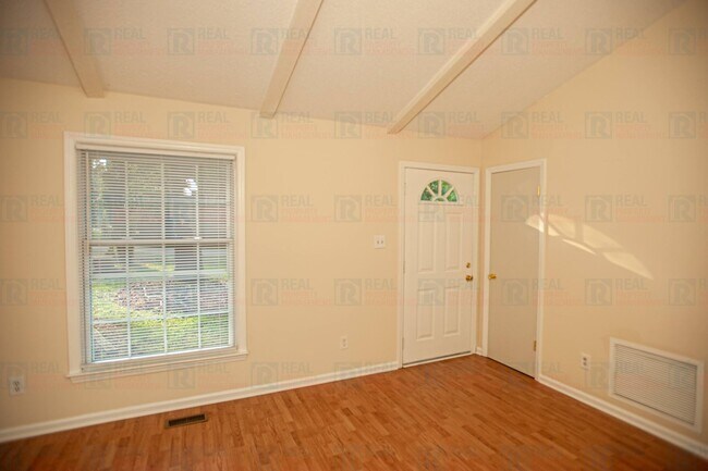 Photo - 8722 Rollingwood Rd