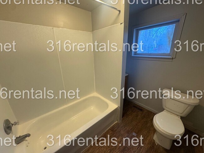 Photo - $1095 - 4 bed 2 bath - Single Family Home - NEWLY RENOVATED