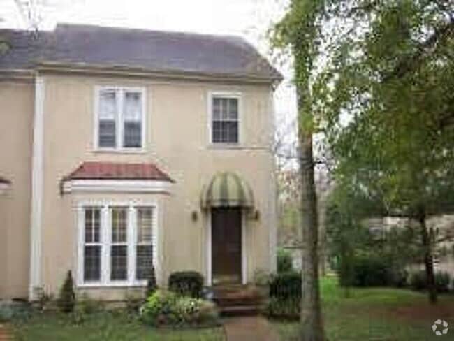 Building Photo - Spacious Townhouse in Woodlawn Area