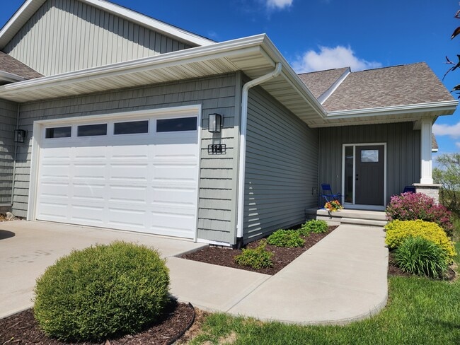 Building Photo - 114 Dogwood Ln