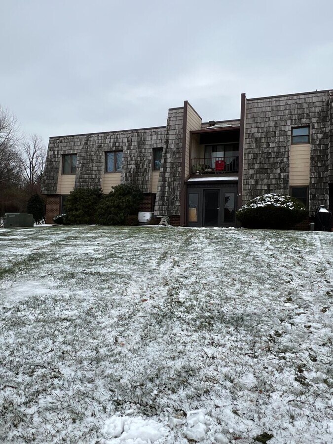 Photo - 977 Village Round