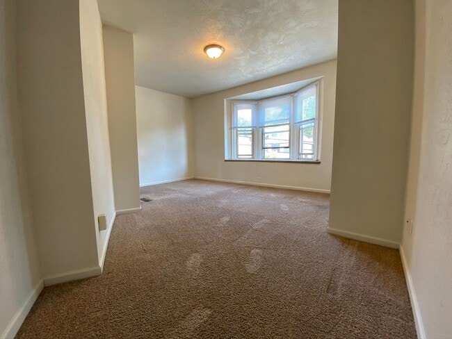 Photo - Spacious Four Bedroom in Squirrel Hill! Close to CMU! Ample Natural Light! Call Today!