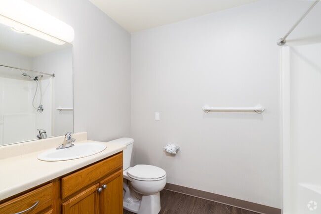 2BR, 2BA - 1150SF - Bathroom - Sullivan Park Independent Living