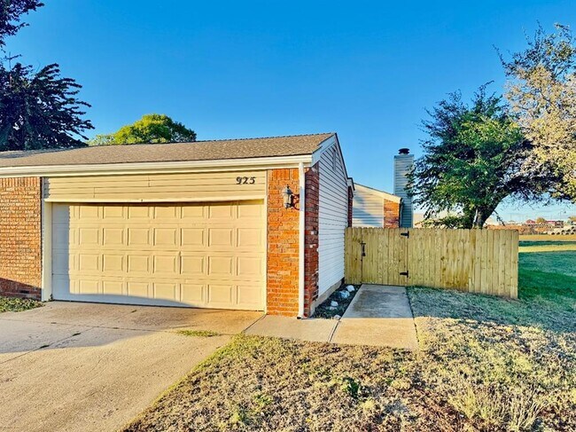 Photo - 925 Swan Lake Ct