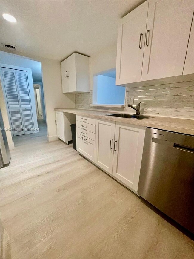 Building Photo - 4344 NW 9th Ave Unit 11-3B