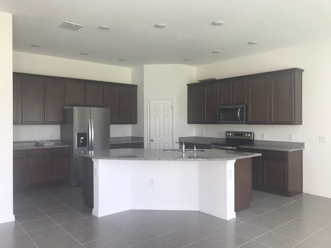 Photo - 4 Bedroom at Heart of Windermere!!! Tile t...