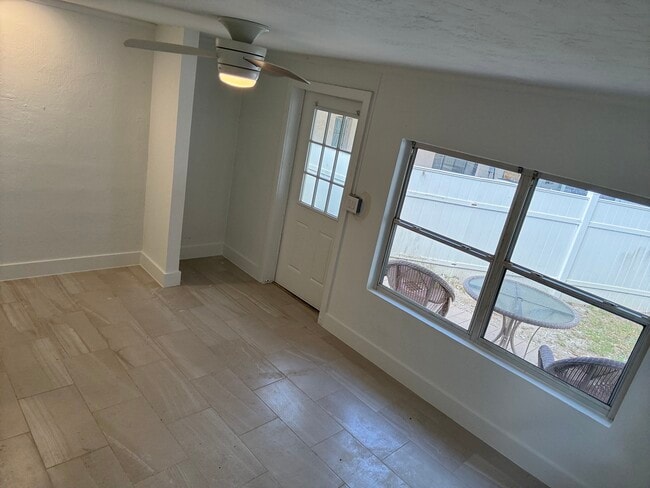 Building Photo - 4610 McGregor Blvd Unit Efficiency 1B1B Rental