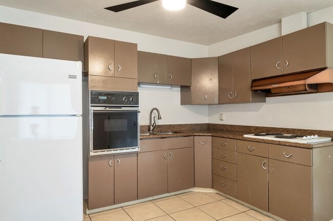 Photo - 3 Bed - 1 Bath Home in Sunset - Huge Yard ...