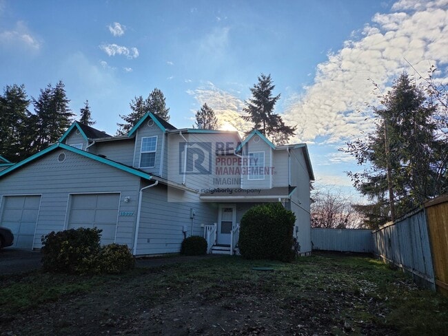 Building Photo - Check out this completely remolded 3 bedroom, 2.5 bath townhome!