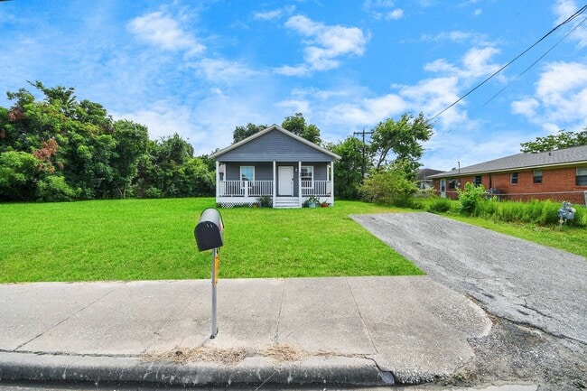 Photo - 221 3rd St N