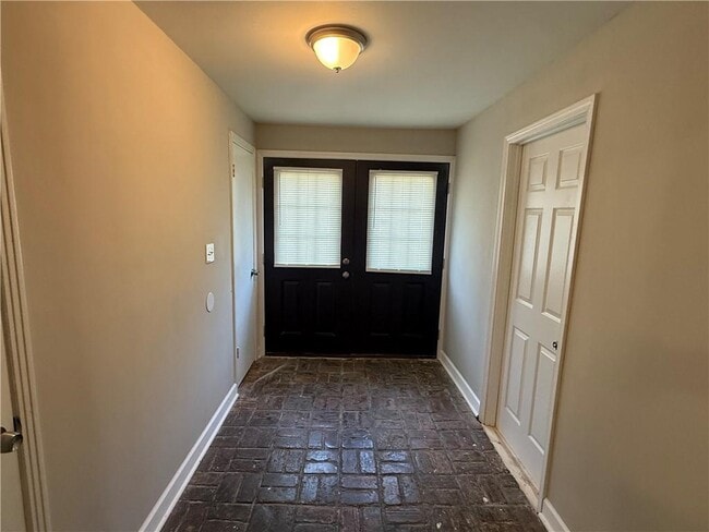 Photo - 505 Newport Dr W