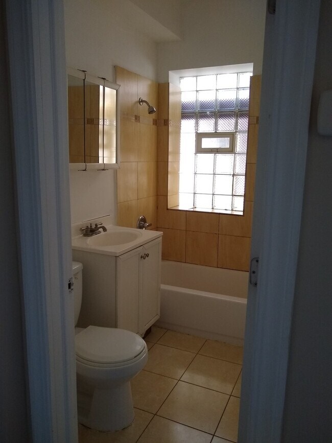 Photo - 2-Bed/ 1-Bath Condo for Rent in North Roge...