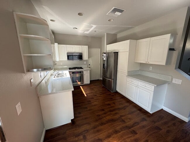 Building Photo - Welcome to this stunning 3-bedroom, 2.5-ba... Rental