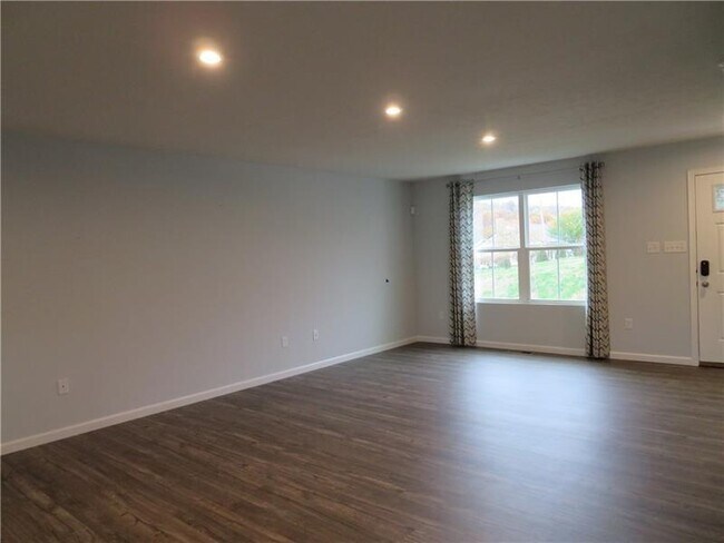 Photo - 104 James Patrick Pl