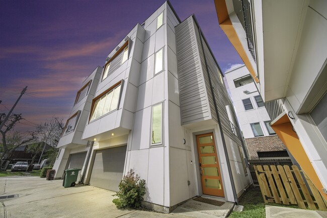 Building Photo - 1918 Goliad St Unit B