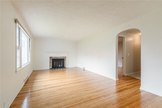 Photo - 345 Colebourne Rd