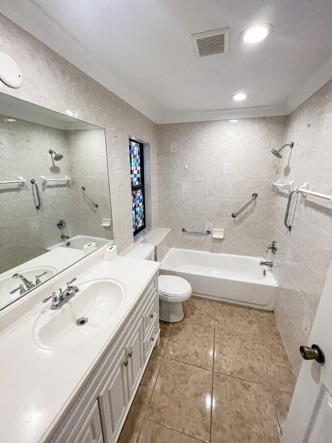Photo - Gorgeous 3/2/2! Nice Neighborhood! Great Location!