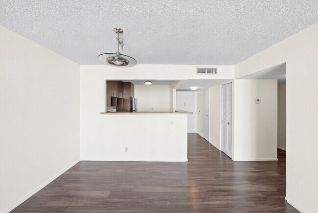 Photo - 1000 Parkview Dr Unit 1006