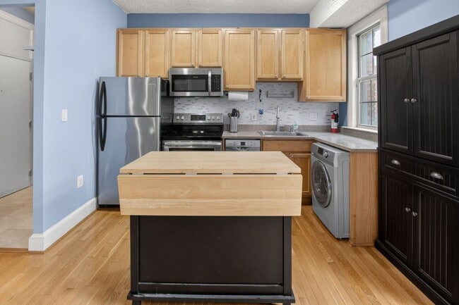 Photo - Sunny 1br with Balcony in Columbia Heights! Unidad 319
