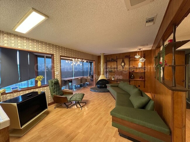 Photo - 425 Edgerton Dr