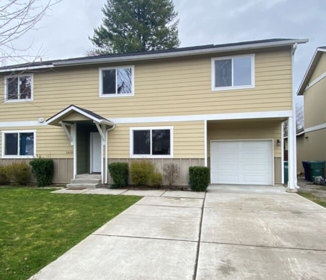Building Photo - Spacious 3 bedroom 2.5 bath Post Falls Duplex