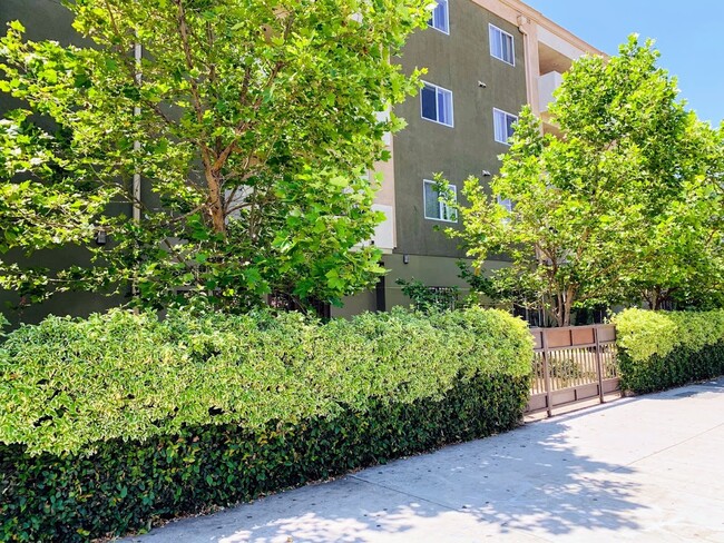 Building Photo - 14654 Nordhoff St Unit 203 Rental