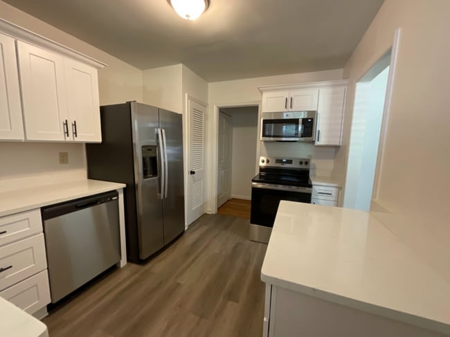 Photo - 911 Lindbergh Drive NE