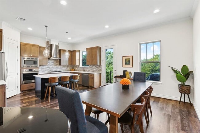 Building Photo - 221 Adams St