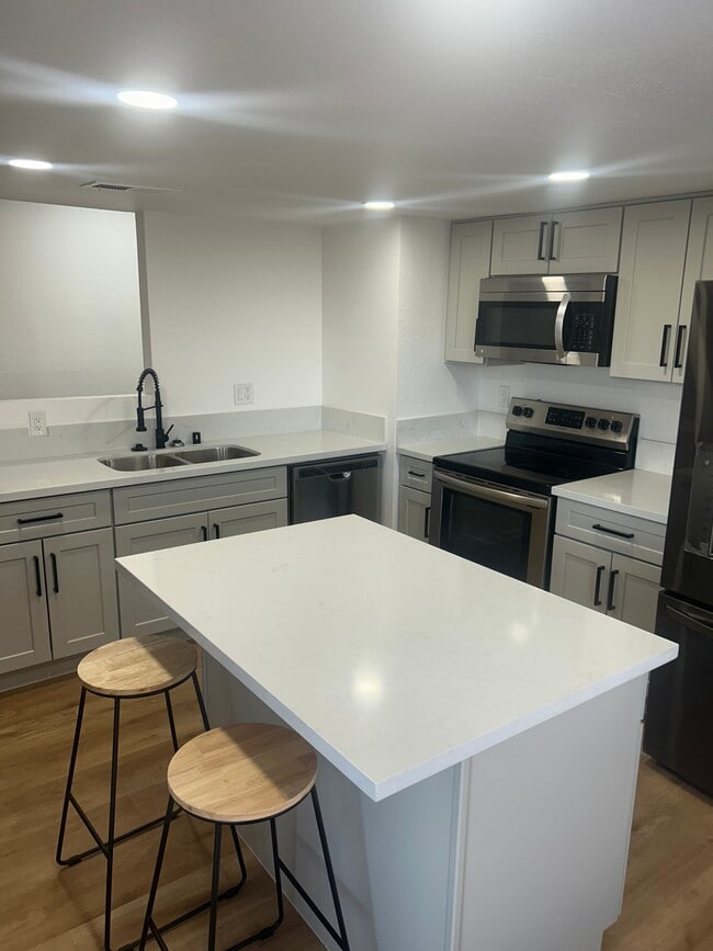 Beautiful Fully Remodeled 2bd 2Bth Condo - 3790 Shirebrook Dr Unidad Newly remodel 2 Bd 2 Bth Rental
