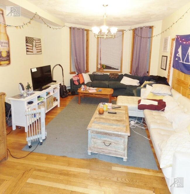 Photo - 5 bedroom in Brookline MA 02446 Unidad 1 COPY