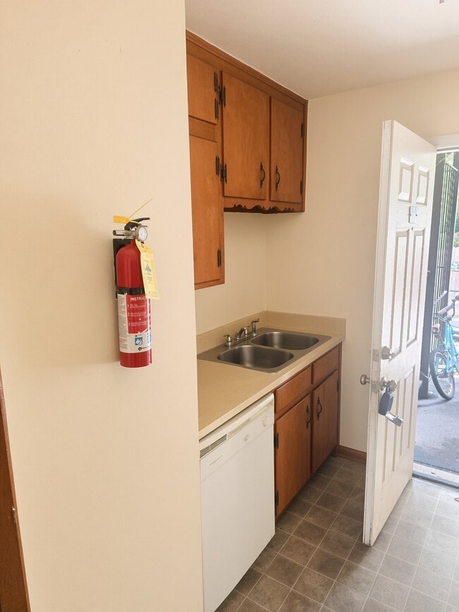2400 Beverly Hills Dr Unit 3