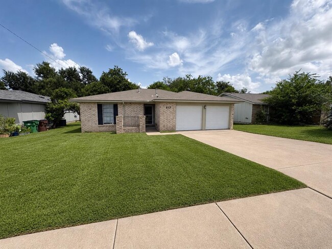 Building Photo - 817 Cactus Dr