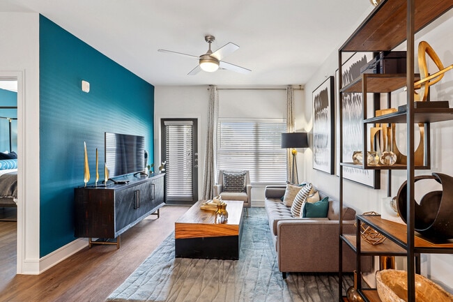 Sala de estar con suelo de superficie dura - Avalon Frisco North