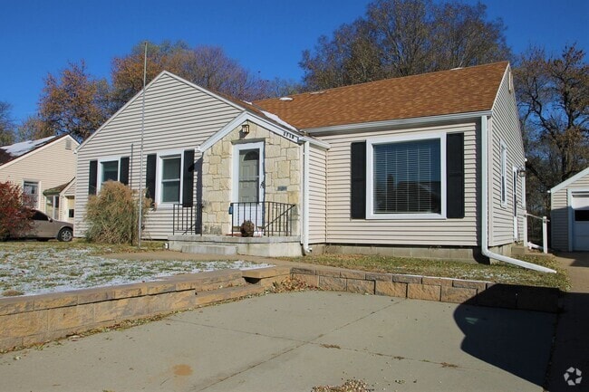 Building Photo - 3 Bedroom / 2 Bath Home!