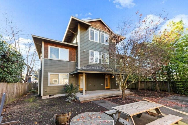 Modern Close-In NE Portland Townhome -- Li... - Modern Close-In NE Portland Townhome -- Li...