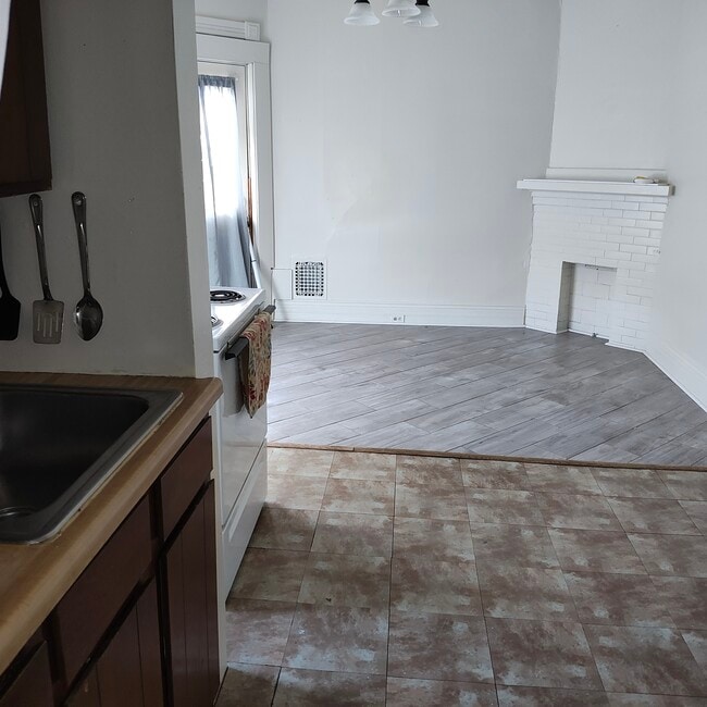 Photo - 535 W 8th St Unidad 2nd floor front