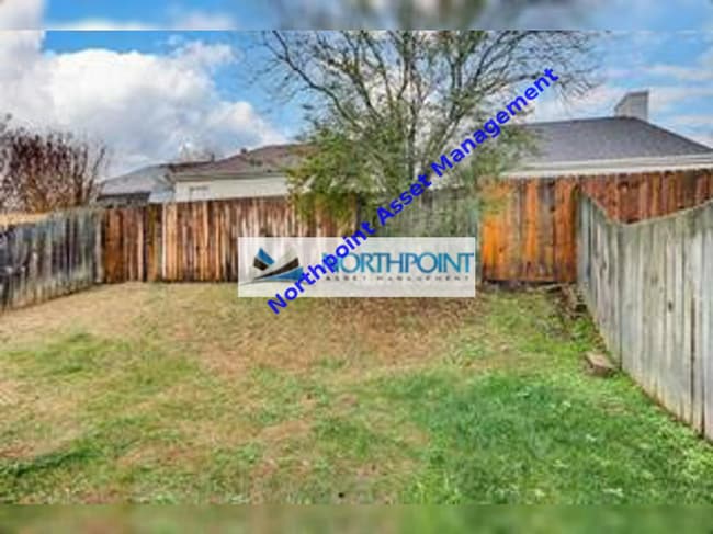 Adorable Bungalow with Fenced Yard - Adorable Bungalow with Fenced Yard House