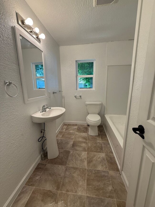 Photo - 2352 N Kellett Ave Unidad C
