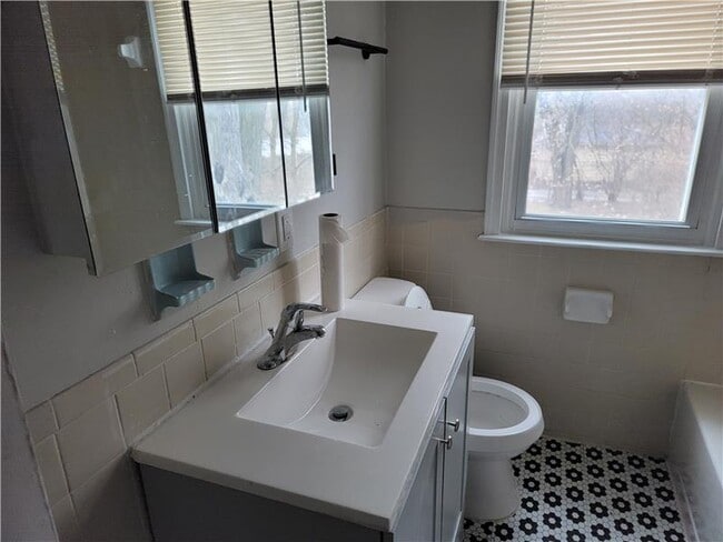 Photo - 2983 E Moreland Dr